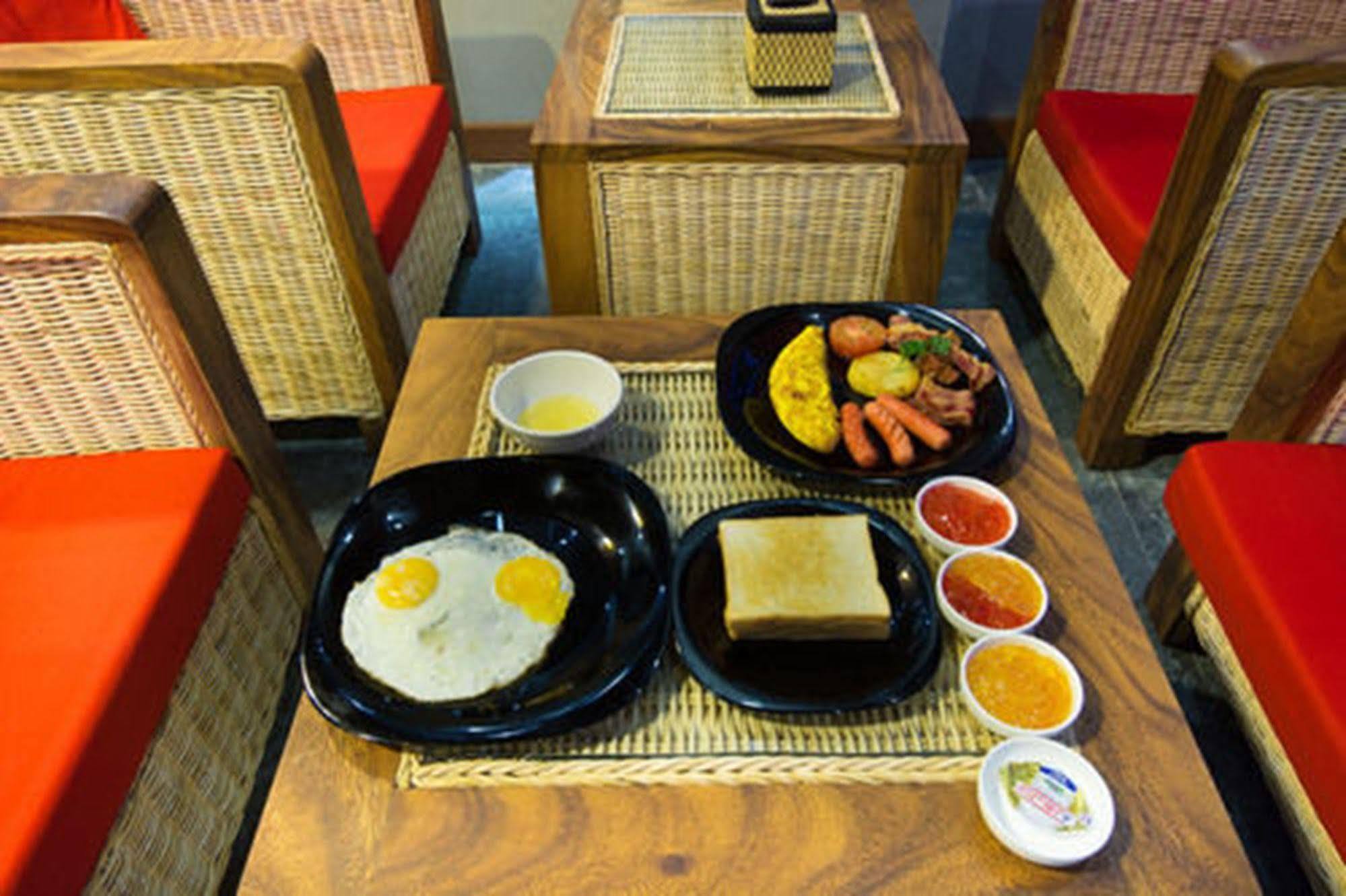 Diamond Palace Resort & Sky Bar 프놈펜 외부 사진