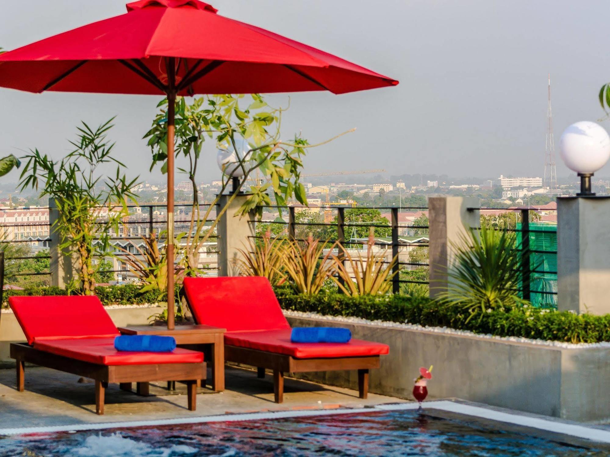 Diamond Palace Resort & Sky Bar 프놈펜 외부 사진